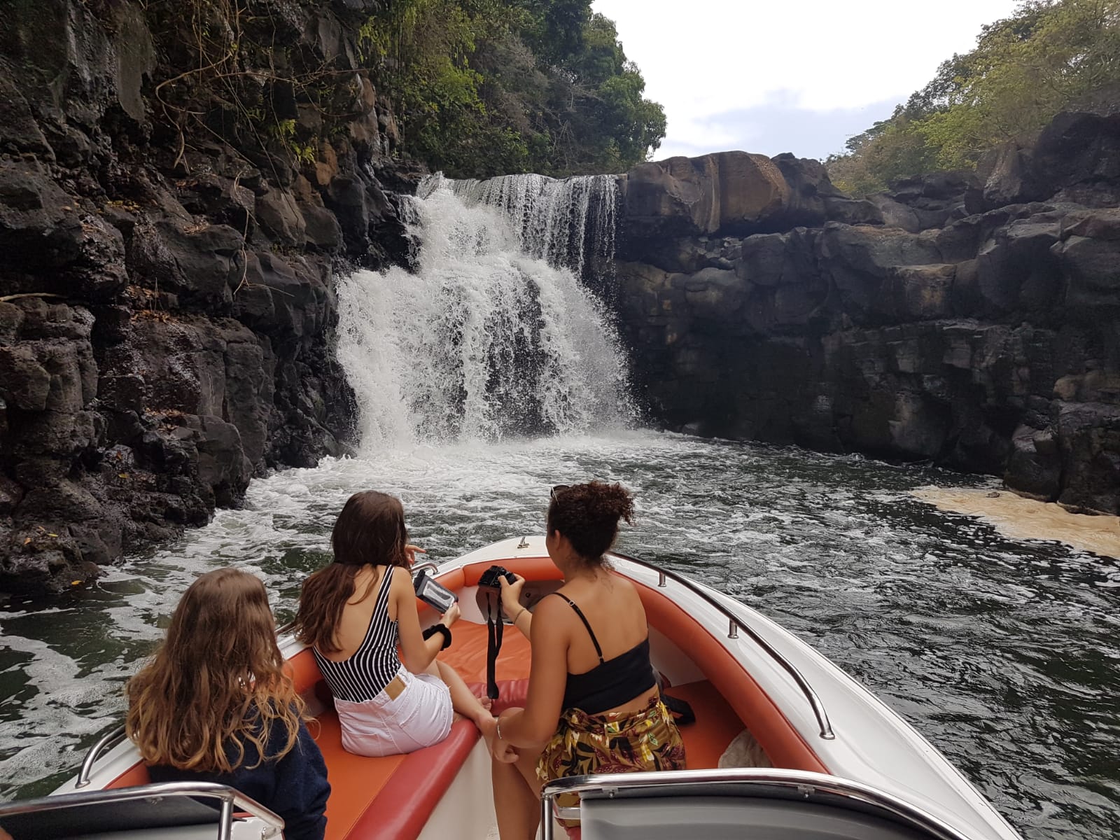 Speedboat privé d’une journée complète – Île aux Cerfs avec déjeuner — photo 3
