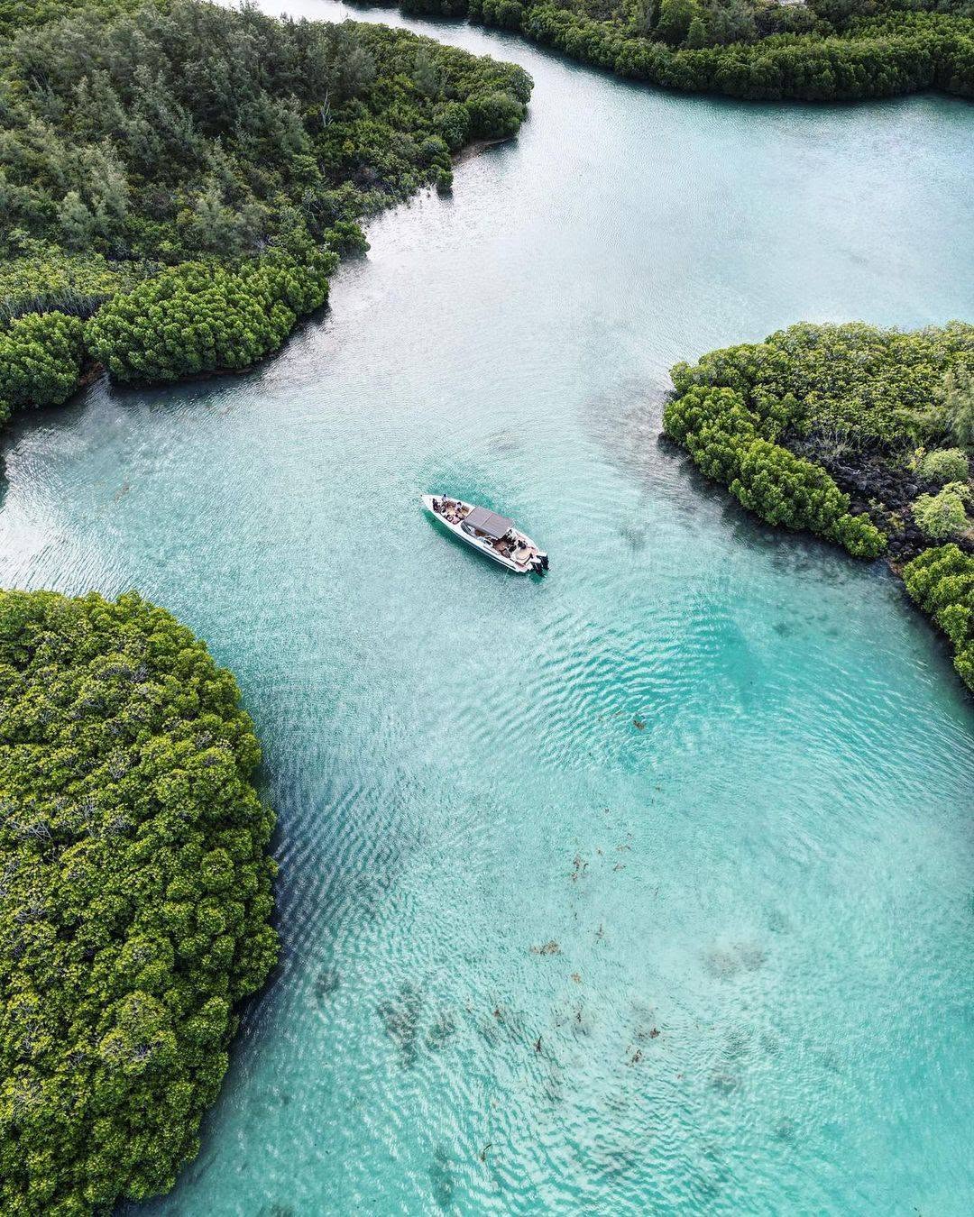 Private Full Day Speed Boat Ile Aux Cerf with Lunch